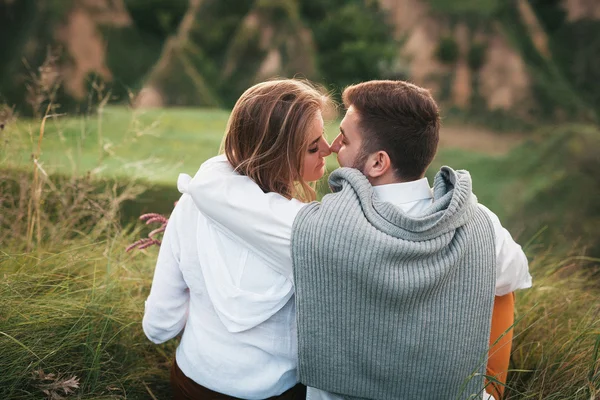 doğa üzerinde poz aşık genç Çift