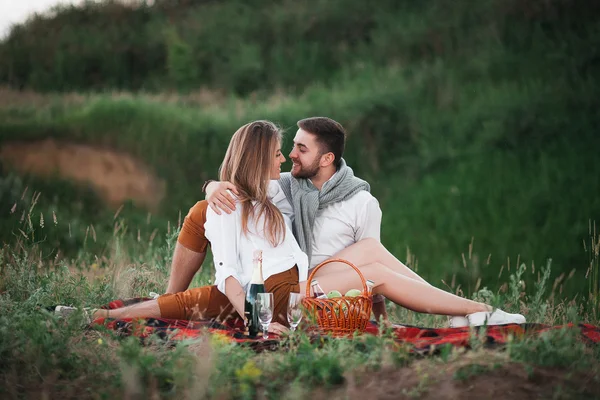 Ungt par i kärlek poserar på naturen — Stockfoto