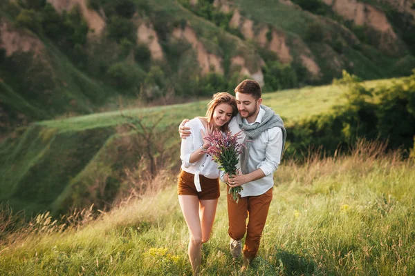 Jeune couple amoureux posant sur la nature — Photo