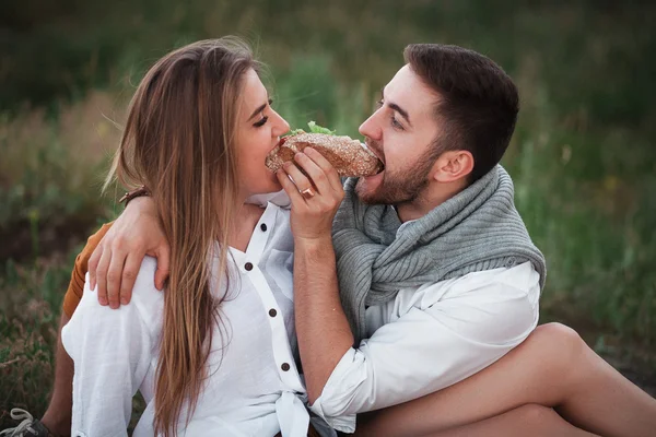 Jeune couple amoureux posant sur la nature — Photo