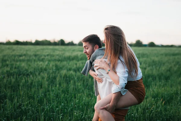 Junges verliebtes Paar posiert in der Natur — Stockfoto