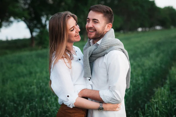 doğa üzerinde poz aşık genç Çift