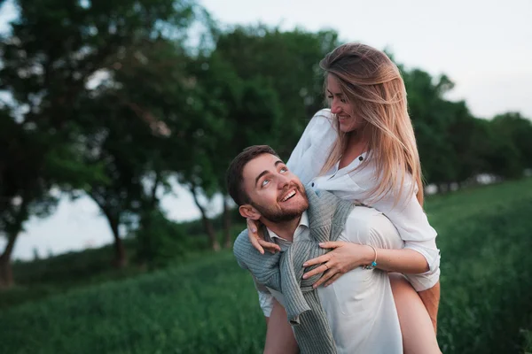 Jeune couple amoureux posant sur la nature — Photo