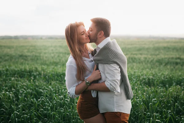 Ungt par i kärlek poserar på naturen — Stockfoto