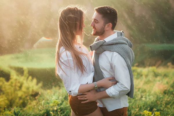 doğa üzerinde poz aşık genç Çift