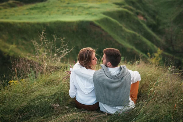 doğa üzerinde poz aşık genç Çift