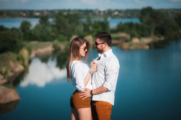 Jeune couple amoureux posant sur la nature — Photo