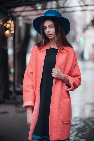 Молода дівчина вулична мода дивитися — стокове фото