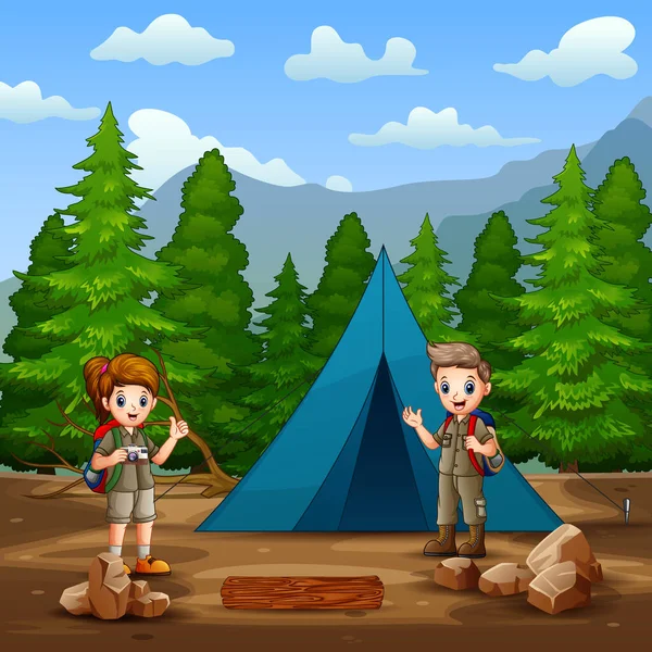スカウトの男の子と女の子は森のイラストでキャンプ — ストックベクタ