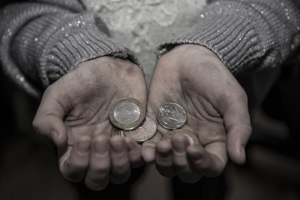 Soldi nelle mani dei poveri — Foto Stock