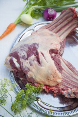 Bir tepsi üzerinde taze kuzu