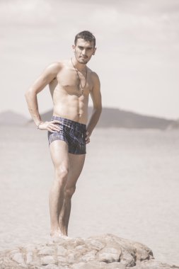 Acımasız adam sahilde