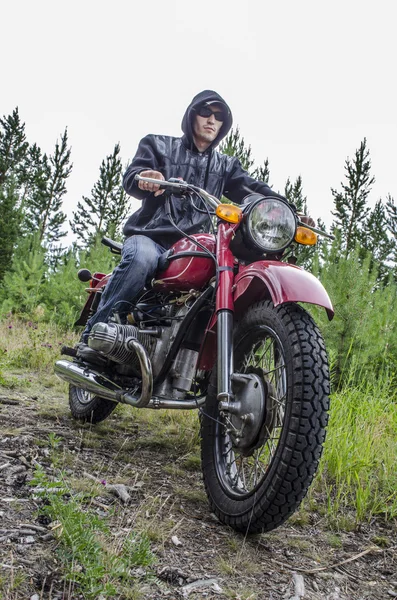 Motociclista mais fresco na floresta — Fotografia de Stock