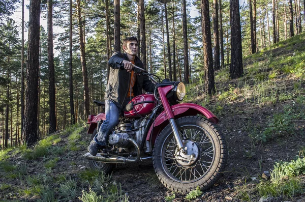 Motociclista mais fresco na floresta — Fotografia de Stock