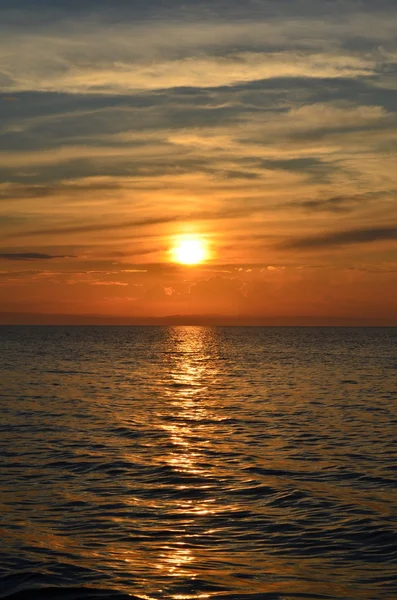 Beau coucher de soleil marron sur le lac Baïkal . — Photo