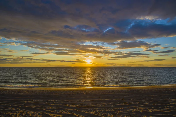 Merveilleux coucher de soleil sur le lac Baïkal — Photo