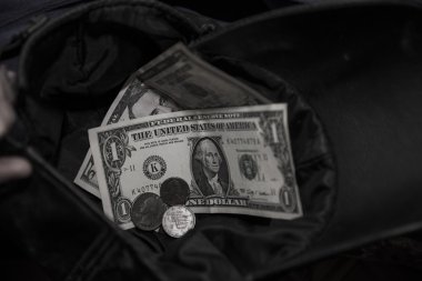 Evsiz adam para için sorar