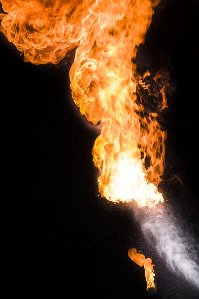 Silný plamen, reálné Foto. — Stock fotografie