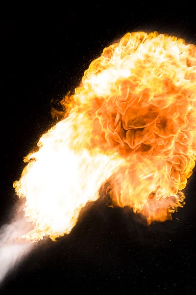 Güçlü alev, gerçek bir fotoğraf.      