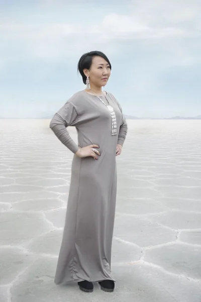 A girl stands in the middle of the salt desert. — Stock Photo, Image