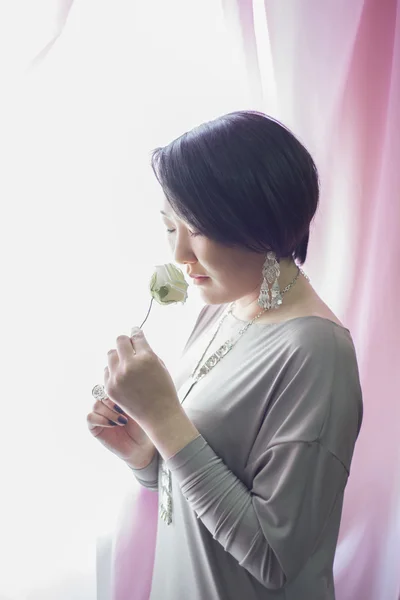 Beautiful Japanese girl standing at the window. — Stock Photo, Image