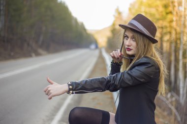 Güzel genç kız otostop  