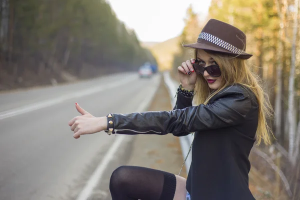 Hermosa chica joven autoestop — Foto de Stock