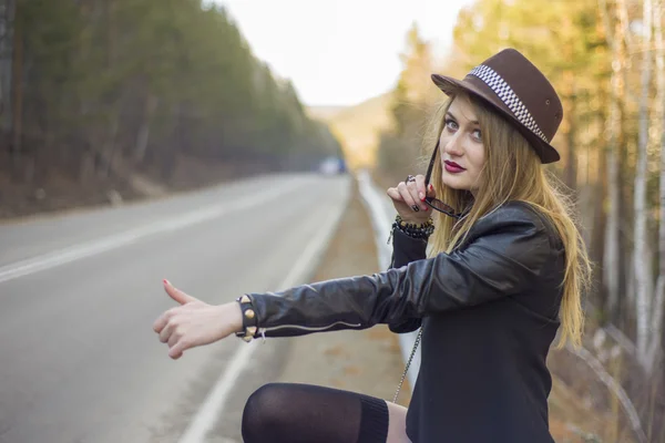 Hermosa chica joven autoestop — Foto de Stock