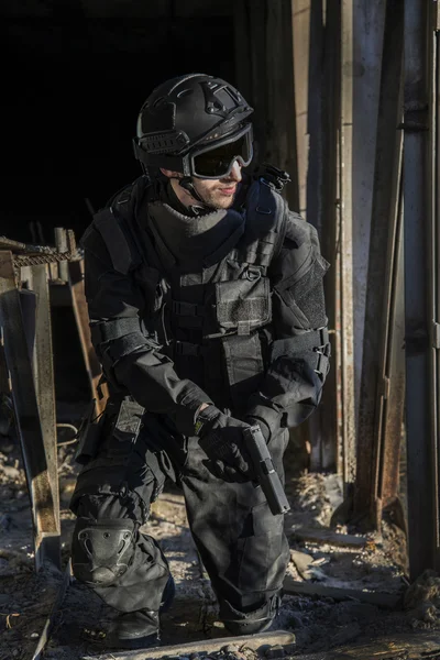 Fuerzas especiales rusas entrenando en un campo de entrenamiento militar . — Foto de Stock