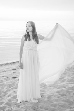 güzel kız Sahilde yürüyüş.