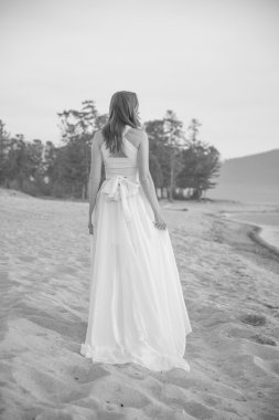 güzel kız Sahilde yürüyüş.