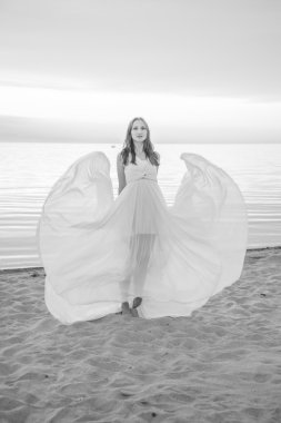 Sahilde dans güzel kız.