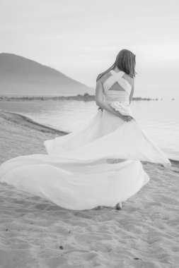 Sahilde dans güzel kız.