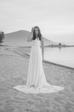 güzel kız Sahilde yürüyüş.