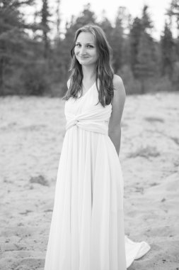 güzel kız Sahilde yürüyüş.