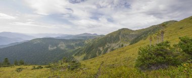 Dev Sibirya dağlarla Khamar-Daban.