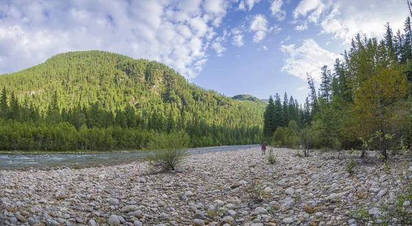 Le touriste parcourt la route le long de la rivière . — Photo