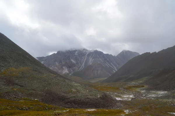 Siberian kickbergen av östra Sayan — Stockfoto