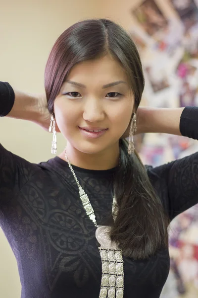 Beautiful Yakut girl wears a national Yakut ornaments. — Stock Photo, Image