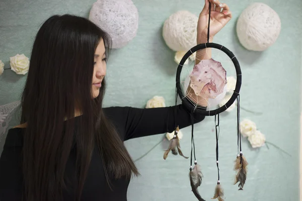 Piękne koreański dziewczyna gospodarstwa dream catcher. — Zdjęcie stockowe