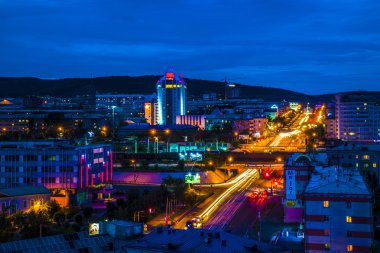 Gece şehir Ulan-Ude.
