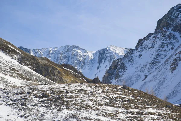 高山の雪で覆われて. — ストック写真