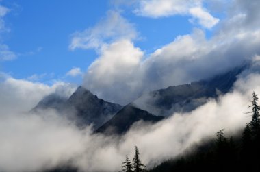 Dağlarda sabah sisi.