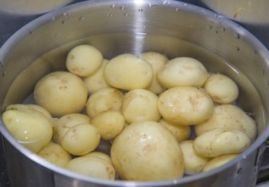 Yeni patates tavada pişirilir.