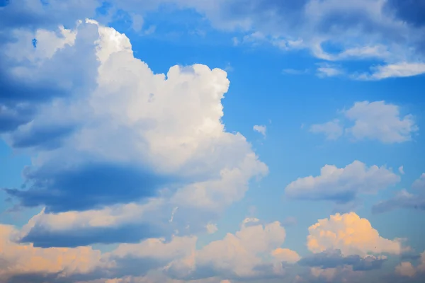 Cumulus awan di pastel biru warna langit . — Stok Foto