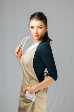 İş elbiseleri ve gözlük uzun siyah saçlı güzel bir genç kız portresi