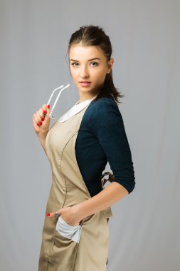 İş elbiseleri ve gözlük uzun siyah saçlı güzel bir genç kız portresi