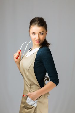 İş elbiseleri ve gözlük uzun siyah saçlı güzel bir genç kız portresi