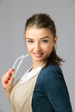 İş elbiseleri ve gözlük uzun siyah saçlı güzel bir genç kız portresi