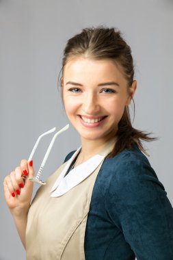 İş elbiseleri ve gözlük uzun siyah saçlı güzel bir genç kız portresi